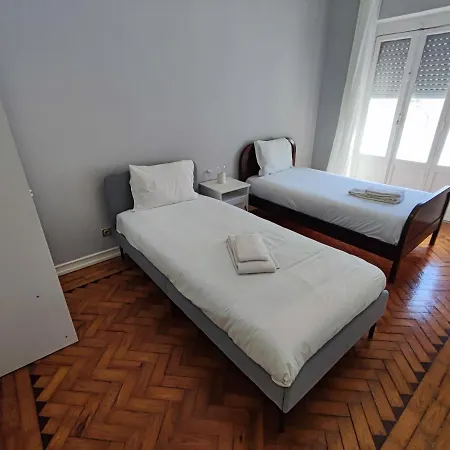 아파트 Lisbon Traditional T2 With Balcony In Damaia, Lisbon *