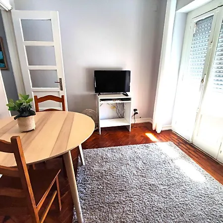 Lisbon Traditional T2 With Balcony In Damaia, Lisbon * Amadora