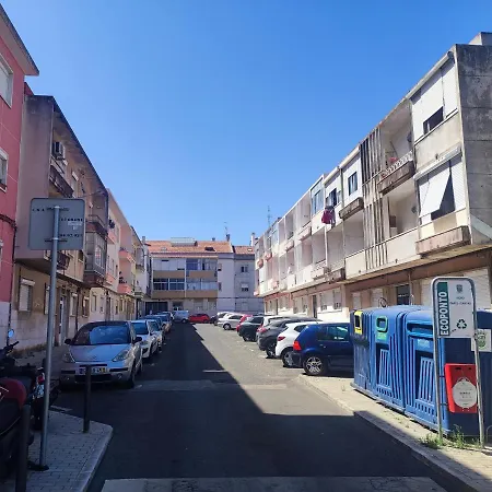 아파트 Lisbon Traditional T2 With Balcony In Damaia, Lisbon