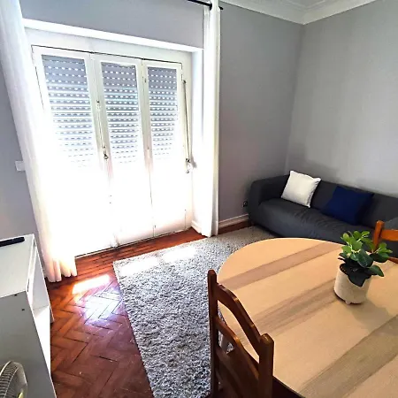 Lisbon Traditional T2 With Balcony In Damaia, Lisbon 아파트 *