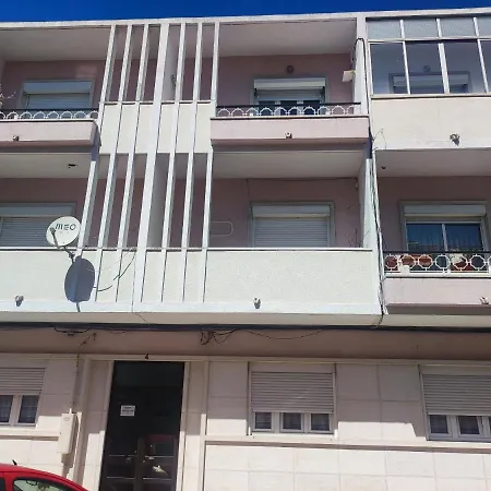 Lisbon Traditional T2 With Balcony In Damaia, Lisbon
